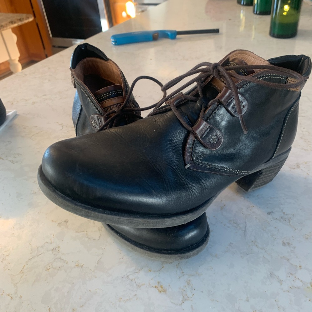 Super cute and very comfortable boots by Pikolonos handcrafted in Spain